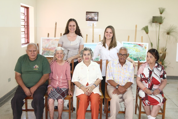 A assistente social Raquel e a terapeuta ocupacional Lílian (em pé) com os alunos do curso de pintura  José Machado de Almeida, Benísia Batista, Maria Aparecida da Silva, Marcionílio Vicente Ferreira e Maria Aparecida Caetano